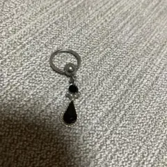 黒のドロップ型ボディピアス