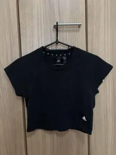 adidas クロップドトップスTシャツ