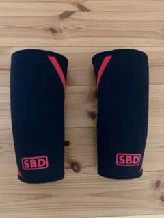 SBD ニースリーブSサイズ 黒/赤
