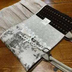 新作　縦長トートバッグ　チャーム付き　Ａ４　ベージュ系　ハンドメイド