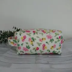 【かわいい！】ポーチ　花柄　BOXポーチ　ローラアシュレイ　小物入れ　ペンケース