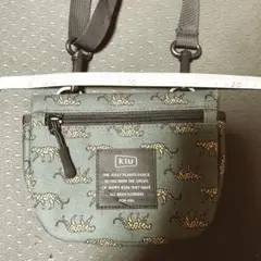 kiu ショルダーバック　ポケット複数