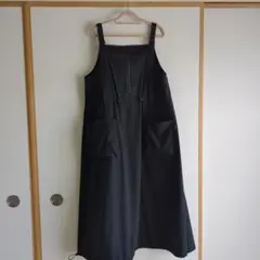 黒のジッパー付きサロペット　ジャンパースカート