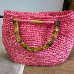 赤色のビニールバッグ