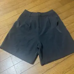 ダークグレー プリーツ ショートパンツ
