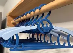 青いプラスチック衣類ハンガーセット