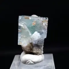 【18g】ヤオガンシャン産 グリーンフローライト 母岩付 鉱物標本