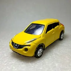 トミカ 日産 ジューク コンパクトSUV 1/64 スケール ミニカー 黄