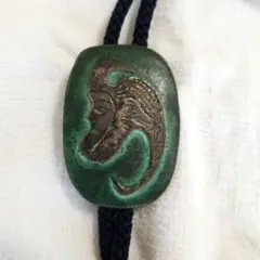エメラルドグリーンのループタイ