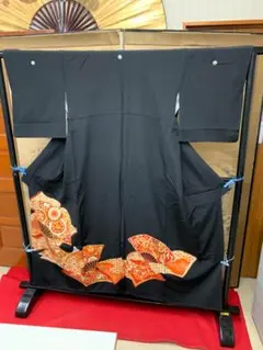 正絹 一越縮緬 黒地にオレンジ縫い取り扇面柄 黒留袖 袷 着物
