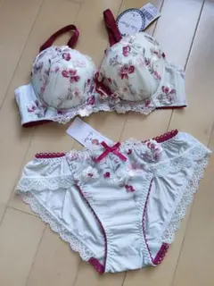 リサマリ　ブラセット　花柄刺繍ブラジャーショーツセット　C70