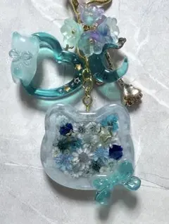 293.ブルーグリーン 猫とお花いっぱいのチャーム