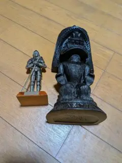 ティキ＆中世騎士ミニ置物2点