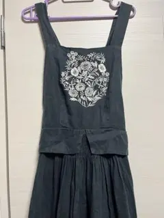 ネセセア　エプロンワンピース