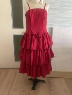 赤いティアードドレス