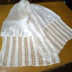 オフホワイト リネン、柔らかな麻ストール 手編みレース、手編み花刺繍装飾