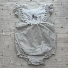 ホワイト フリル袖 刺繍ロンパース