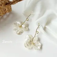 ホワイトフラワーピアス ブライダルアクセサリー パール ウェディング 花びら