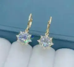新品未使用 ゴールドフラワーデザイン ジルコニアピアス キラキラ ひまわり揺れる