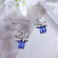 No.6074　ブルーとシルバーのギフトキューブ　ピアス/イヤリング