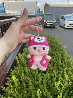 豚のあみぐるみキーホルダー付き。