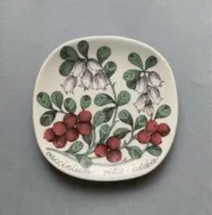 ベリーの花と実のイラスト皿