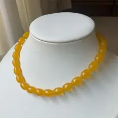 イエローカラーのアクリルネックレス　軽量・レトロ　ゴールドネジ式金具