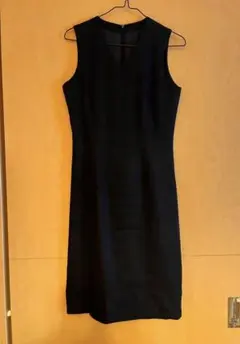 黒のノースリーブひざ丈ワンピース