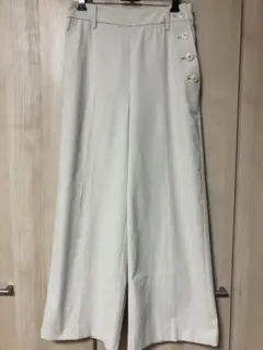 サイドボタン付きリネン混ワイドパンツ