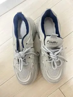 ライトグレー メッシュ スポーツシューズ