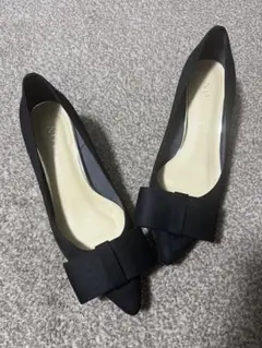 ルタロン リボン付き黒ポインテッドトゥパンプス