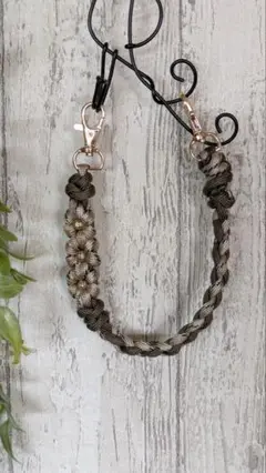 ハンドメイド　メタルビーズ付き花編み カーキとベージュ系パラコード ストラップ