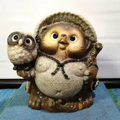 29古信楽フクロウ持つ福ひねり狸さん01