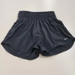 Nike 黒 ショートパンツ