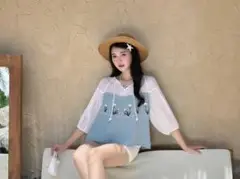 水色と白のフード付き花柄トップス