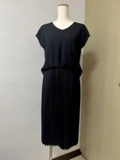 ブラック 半袖 プリーツワンピース