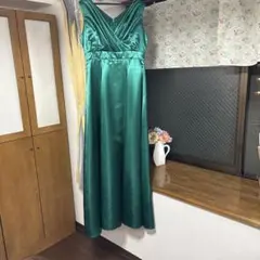 エメラルドグリーン サテン ドレス　床は拭き掃除しました