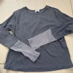 グレー色の袖切り替えプルオーバー