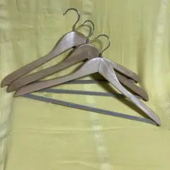 【極美品】木製衣類ハンガー 3本セット 滑り止め付き