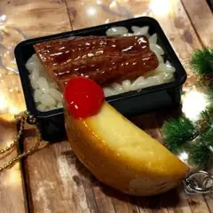 ケチャップがついた皮付きフライドポテトの食品サンプルのキーリング（オマケ付き）