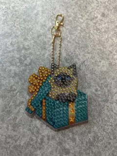 ダイヤモンドアート　猫デザインキーホルダー（完成品）　ハンドメイド　グリーン系