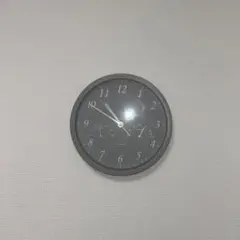 グレーのシンプルなアナログ時計