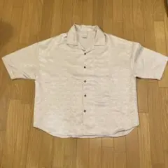 クリーム色の柄入り半袖シャツ