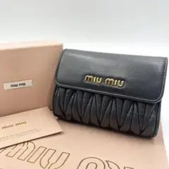 美品✨ミュウミュウ 三つ折り財布 マテラッセ 金ロゴ フラップ レザー ブラック