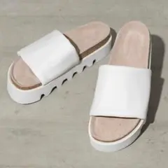 美品　メゾンスペシャル　東京産タンクソールシャワーサンダル　24.5 ホワイト