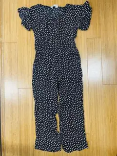 H&M黒地に白い花柄ロンパース120