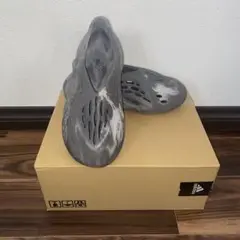 アディダスYeezy foam runner