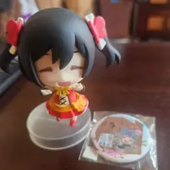 ニコ・ロビン アクリルスタンドと缶バッジセット