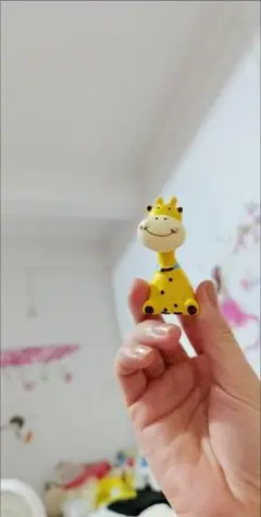 王冠をかぶった黄色のキャラクター