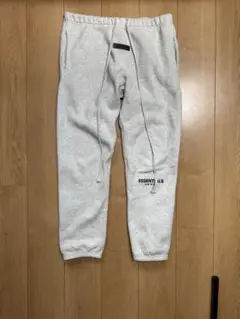 ESSENTIALS スウェットパンツ グレー REALくん着用